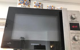studio avec terrasse et piscine